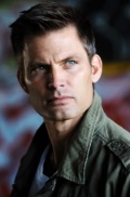 Casper Van Dien als Präsident Meili